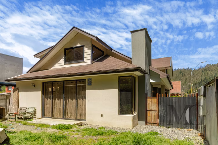 AMPLIA CASA EN ARRIENDO – SECTOR BELLAVISTA, TOMÉ