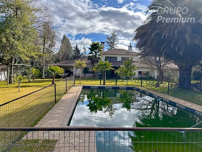 Casa familiar con piscina y quincho en Curicó. Trato directo