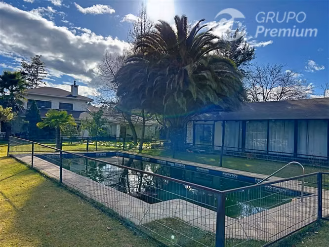 Casa familiar con piscina y quincho en Curicó. Trato directo