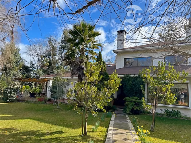 Casa familiar con piscina y quincho en Curicó. Trato directo
