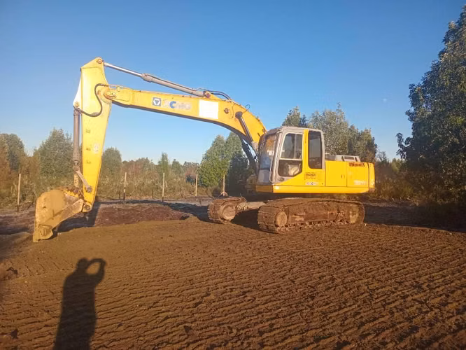 Se ofrece servicio de excavadora
