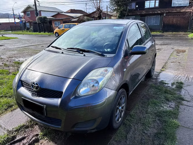 VENDO YARIS SPORT 5 PUERTAS GRIS OSCURO
