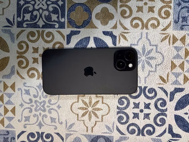 iPhone 15 [Indica los GB, ej: 128GB] - Excelente estado (Detalle de audio mínimo)