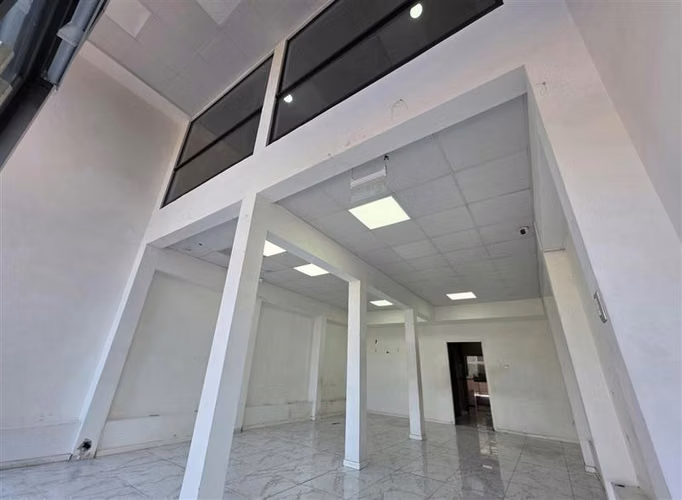LOCAL COMERCIAL CON EXCELENTE VITRINA Y CONECTIVIDAD EN ÑUÑO