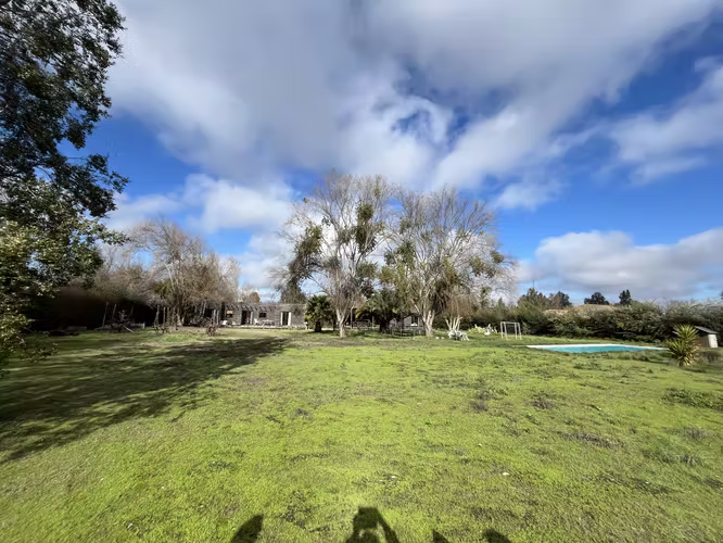 IMPERDIBLE! PARCELA CON 2 CASAS, PISCINA Y JARDÍN