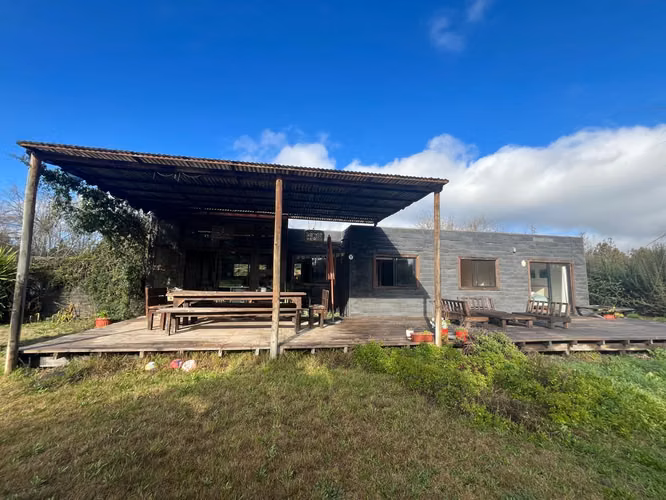 IMPERDIBLE! PARCELA CON 2 CASAS, PISCINA Y JARDÍN