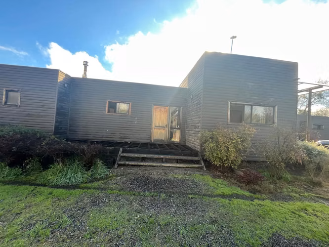 IMPERDIBLE! PARCELA CON 2 CASAS, PISCINA Y JARDÍN