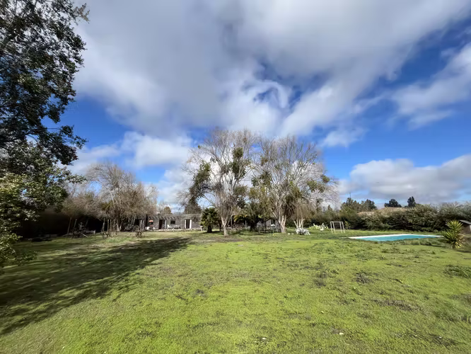 IMPERDIBLE! PARCELA CON 2 CASAS, PISCINA Y JARDÍN