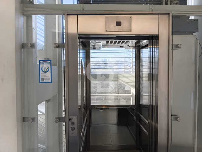 Oficina disponible: Espacio versátil y estratégico.