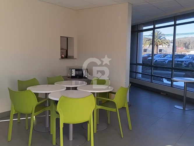 Oficina disponible: Espacio versátil y estratégico.