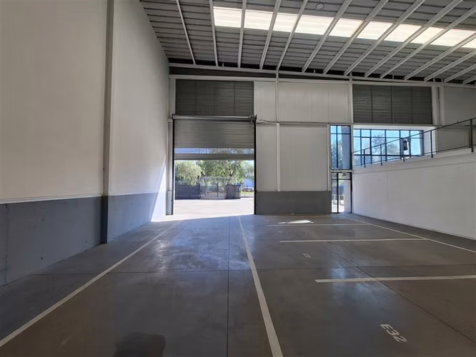 AP146 Industrial no molesto 916 m2 188,7m2 oficinas 5 Estac - Imagen 32