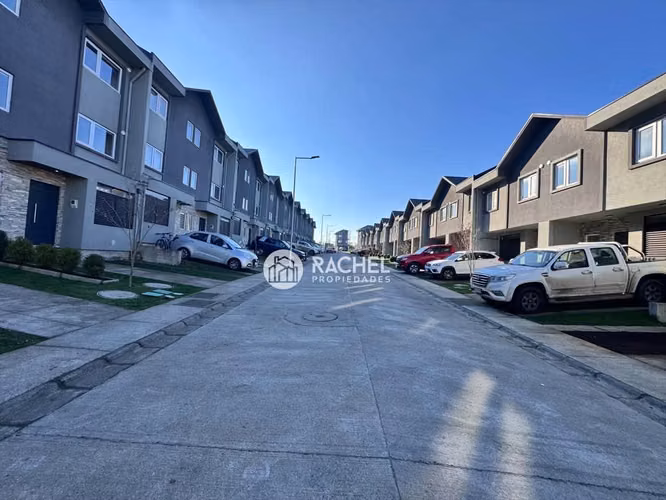 SE ARRIENDA MODERNA CASA TOWNHOUSE NUEVA CONDOMINIO BOTROLHUE – TEMUCO.