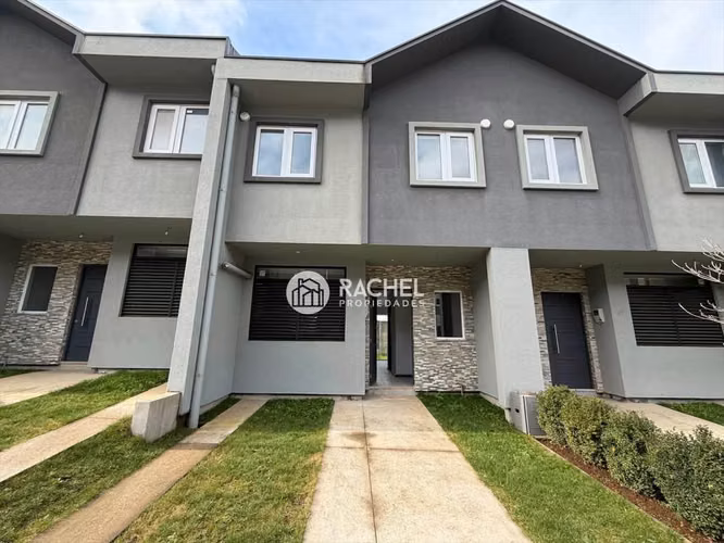 SE ARRIENDA MODERNA CASA TOWNHOUSE NUEVA CONDOMINIO BOTROLHUE – TEMUCO.