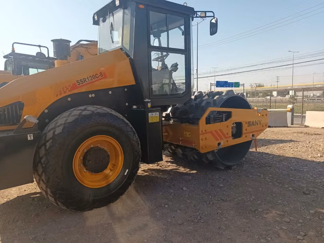 Arriendo de Rodillo compactador SANY SSR120C-8 con operador