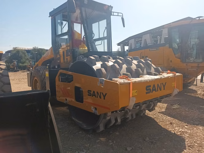 Arriendo de Rodillo compactador SANY SSR120C-8 con operador