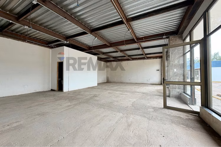 Locales comerciales en arriendo 100 m2