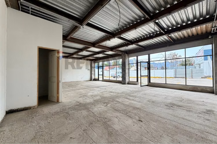 Locales comerciales en arriendo 100 m2