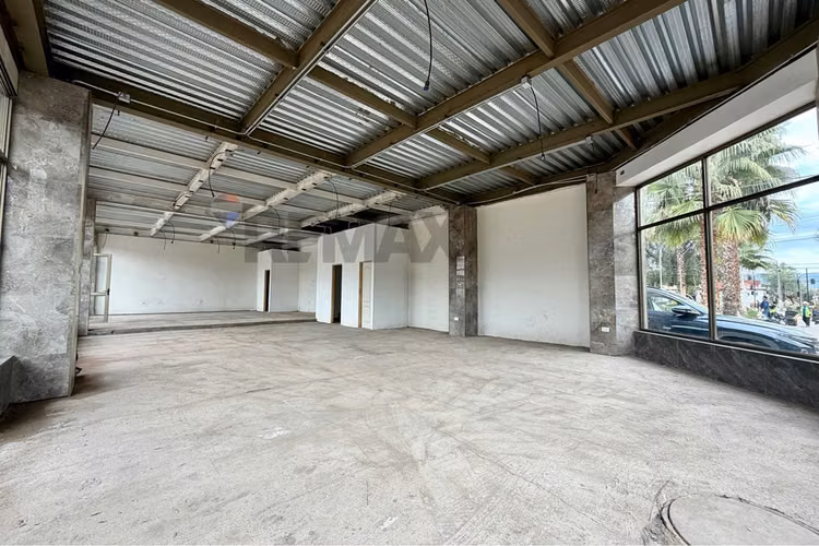 Locales comerciales en arriendo 100 m2