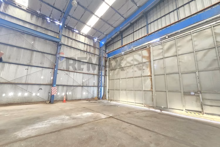 Terreno y galpon comercial e industrial