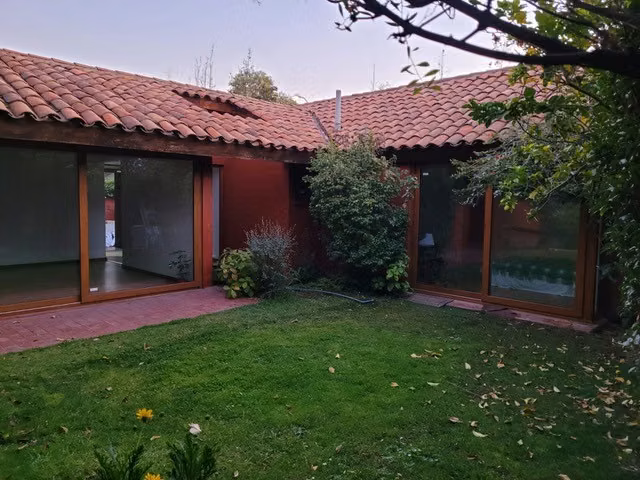 ARRIENDO EXCELENTE CASA LA REINA 3 DORMITORIOS, SERVICIO