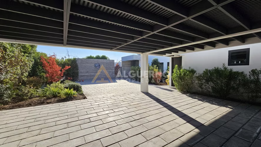 ARRIENDO LUJOSA CASA  5D5B6E CHICUREO FRENTE A COMISARIA