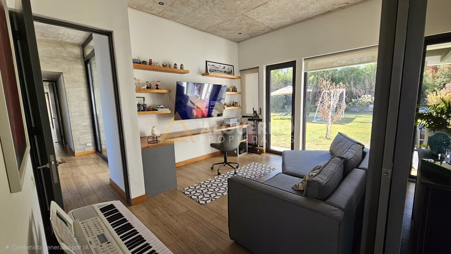 ARRIENDO LUJOSA CASA  5D5B6E CHICUREO FRENTE A COMISARIA