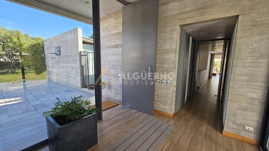 ARRIENDO LUJOSA CASA  5D5B6E CHICUREO FRENTE A COMISARIA