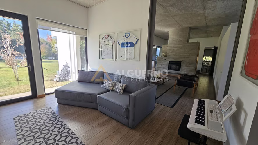 ARRIENDO LUJOSA CASA  5D5B6E CHICUREO FRENTE A COMISARIA