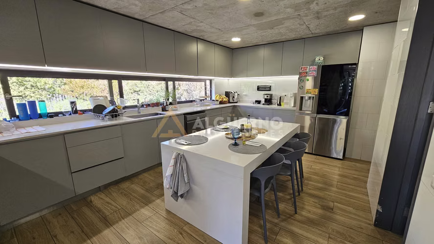 ARRIENDO LUJOSA CASA  5D5B6E CHICUREO FRENTE A COMISARIA