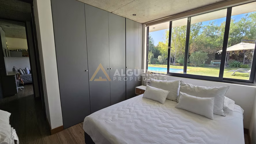 ARRIENDO LUJOSA CASA  5D5B6E CHICUREO FRENTE A COMISARIA
