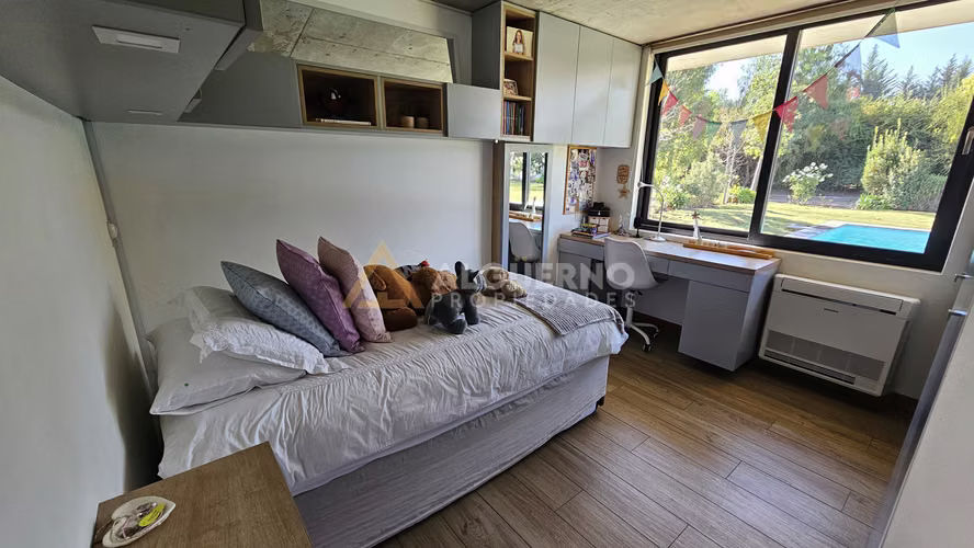 ARRIENDO LUJOSA CASA  5D5B6E CHICUREO FRENTE A COMISARIA