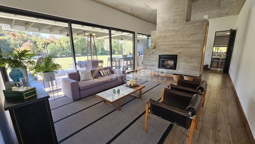 ARRIENDO LUJOSA CASA  5D5B6E CHICUREO FRENTE A COMISARIA
