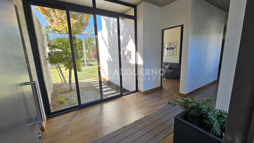 ARRIENDO LUJOSA CASA  5D5B6E CHICUREO FRENTE A COMISARIA