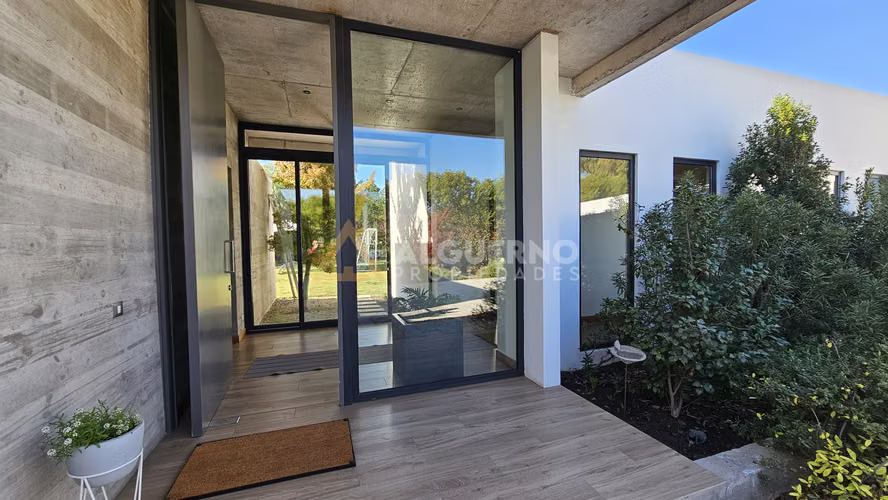 ARRIENDO LUJOSA CASA  5D5B6E CHICUREO FRENTE A COMISARIA