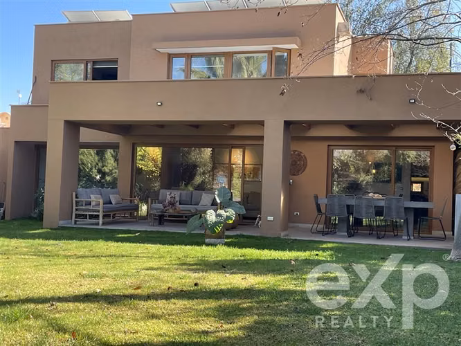 Casa Moderna 4D 4B con paneles solares