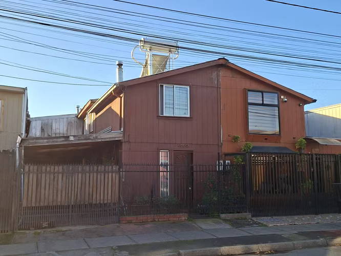 Ampliada y regularizada,  casa en sector Sur de la ciudad, Villa Puerto Alegre