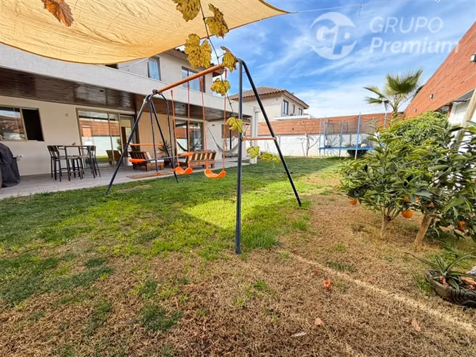 Casa en venta de 5D 3B Condominio Las Calandrias Chicureo