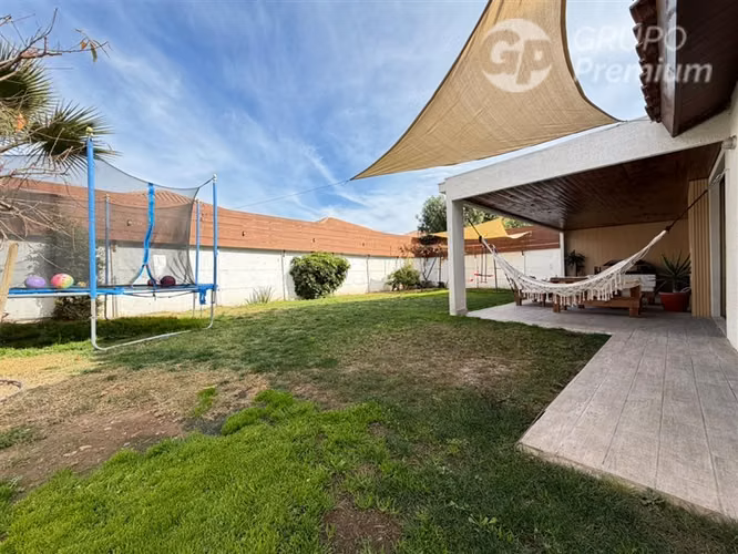Casa en venta de 5D 3B Condominio Las Calandrias Chicureo
