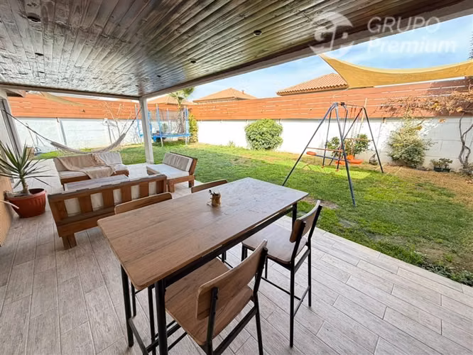 Casa en venta de 5D 3B Condominio Las Calandrias Chicureo