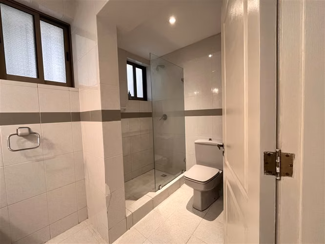 Casa 5 dormitorios, vista al mar, amplios espacios, Reñaca.