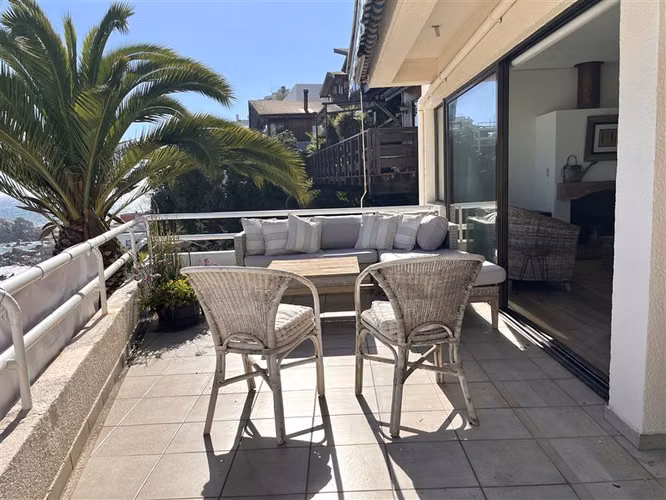 Casa 5 dormitorios, vista al mar, amplios espacios, Reñaca.
