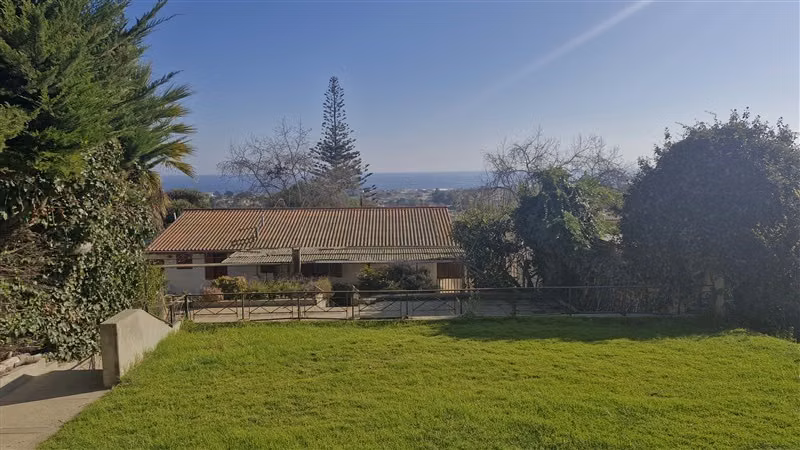 Casas y Piscina con vista al mar San Sebastian