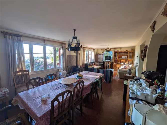 Casas y Piscina con vista al mar San Sebastian