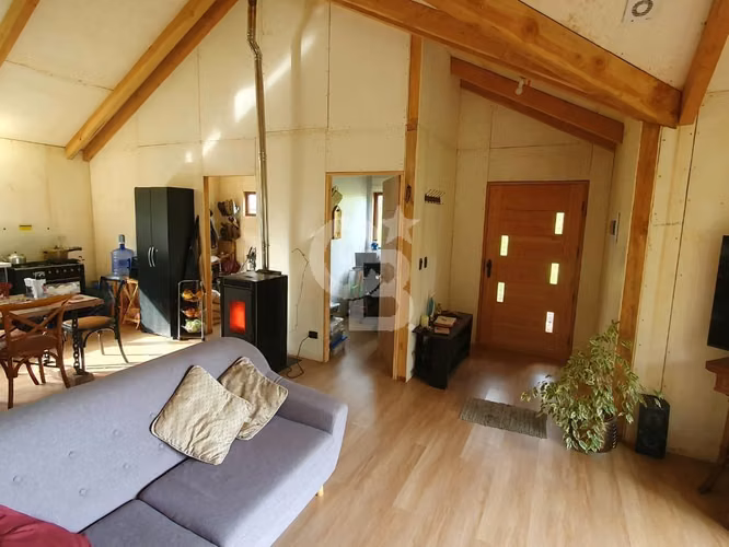 Casa en parcela con bosque nativo y amplios espacios