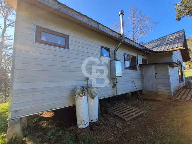 Casa en parcela con bosque nativo y amplios espacios