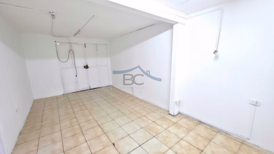 Se vende casa esquina con 2 locales comerciales. (178688)
