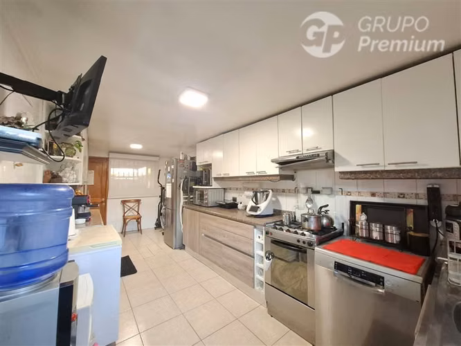 Casa en venta de 2 dorm. 1B 1E amplia cocina