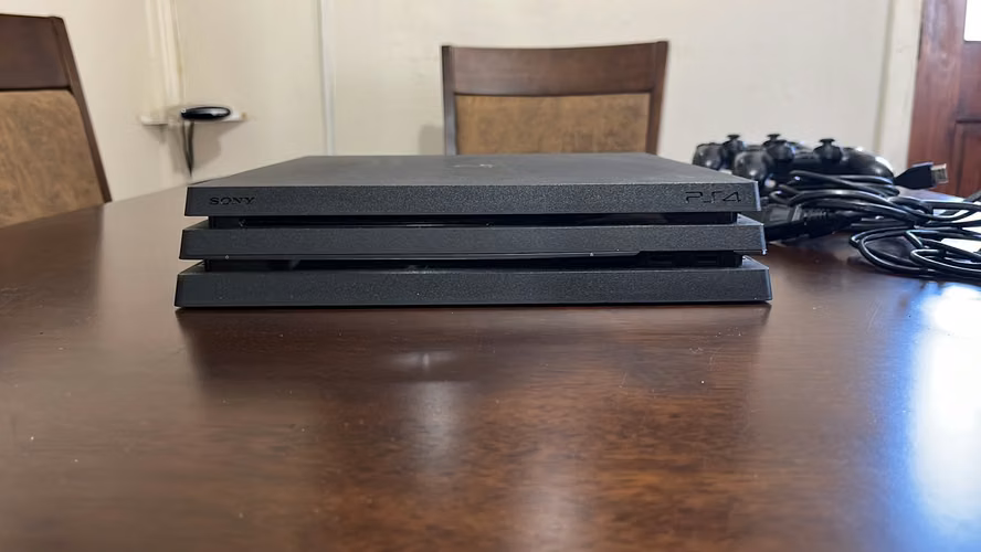 PlayStation 4 Pro 1 TB + 2 controles originales + 8 juegos – $290.000 Vendo mi PlayStation 4 Pro de 1 TB