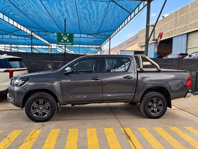 Toyota Hilux 2.4 SR DIESEL 4X2 DOB. CAB. MT 4P 2024 - Imagen 8