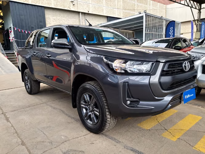 Toyota Hilux 2.4 SR DIESEL 4X2 DOB. CAB. MT 4P 2024 - Imagen 3